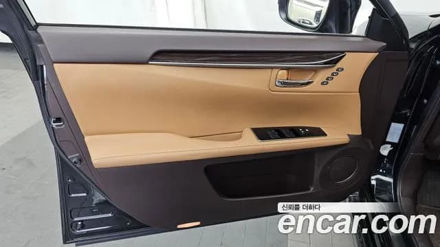2017 Lexus New ES350 Supreme Sold VIN JTHBW1GG5H2157232 – trunk area 2017 Lexus New ES350 Supreme Sold VIN JTHBW1GG5H2157232 – trunk area