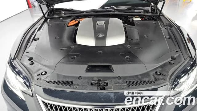 2018 Lexus LS500h 5th Gen 3.5 Platinum AWD Sold VIN JTHCYLFF2J5001009 – trunk area 2018 Lexus LS500h 5th Gen 3.5 Platinum AWD Sold VIN JTHCYLFF2J5001009 – trunk area