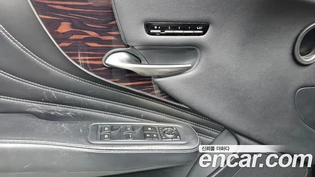 2018 Lexus LS500h 5th Gen 3.5 Platinum AWD Sold VIN JTHCYLFF2J5001009 – photo 16 2018 Lexus LS500h 5th Gen 3.5 Platinum AWD Sold VIN JTHCYLFF2J5001009 – photo 16