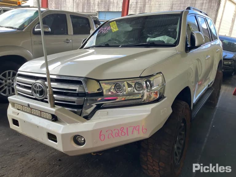 2018 Toyota Landcruiser Used VIN JTMHV05J004248117 – interior seats 2018 Toyota Landcruiser Used VIN JTMHV05J004248117 – interior seats