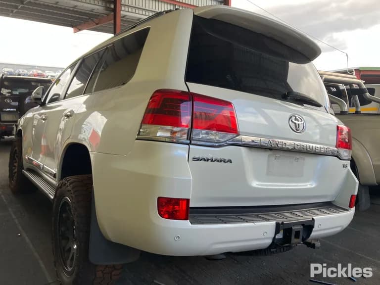 2018 Toyota Landcruiser Used VIN JTMHV05J004248117 – engine bay 2018 Toyota Landcruiser Used VIN JTMHV05J004248117 – engine bay