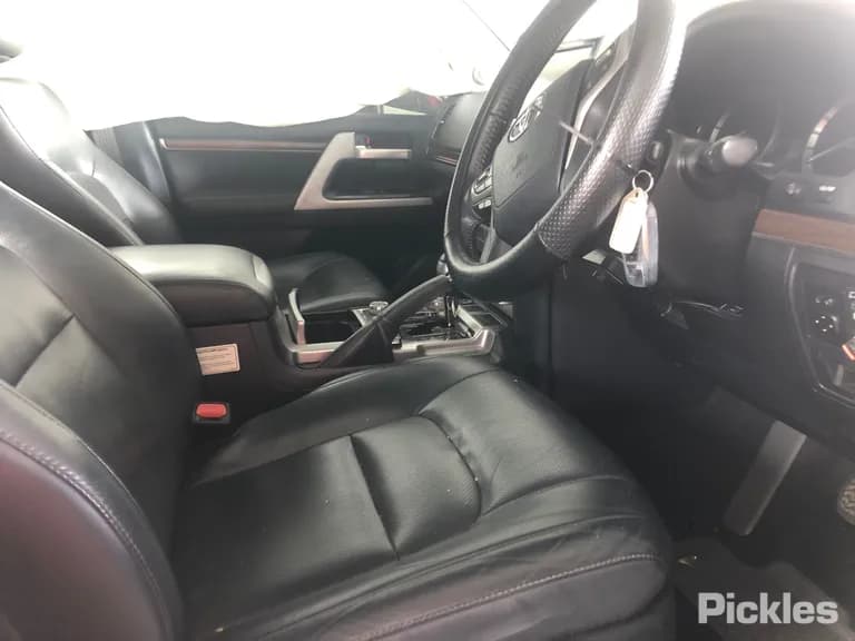 2020 Toyota Landcruiser Used VIN JTMHV05J304316796 – interior seats 2020 Toyota Landcruiser Used VIN JTMHV05J304316796 – interior seats