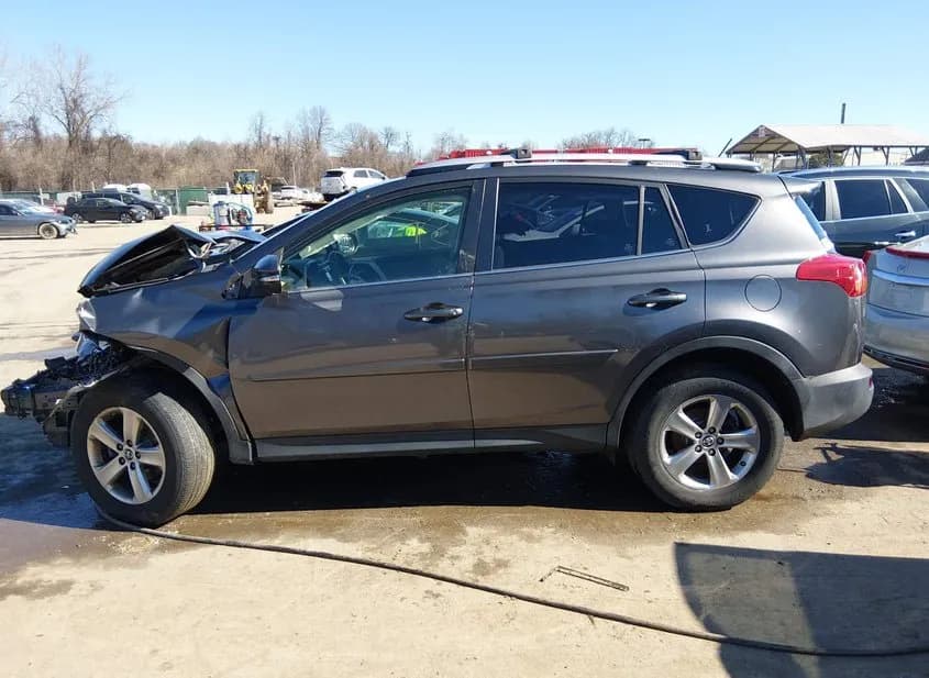 2015 TOYOTA RAV4 Used VIN JTMRFREV0FJ043674 – trunk area 2015 TOYOTA RAV4 Used VIN JTMRFREV0FJ043674 – trunk area