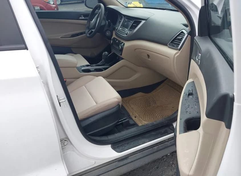 2017 HYUNDAI Tucson Used VIN KM8J33A27HU322535 – trunk area 2017 HYUNDAI Tucson Used VIN KM8J33A27HU322535 – trunk area