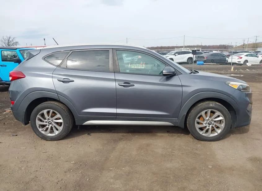 2017 HYUNDAI Tucson Used VIN KM8J3CA23HU341180 – exterior detail 2017 HYUNDAI Tucson Used VIN KM8J3CA23HU341180 – exterior detail