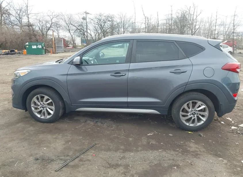 2017 HYUNDAI Tucson Used VIN KM8J3CA23HU341180 – trunk area 2017 HYUNDAI Tucson Used VIN KM8J3CA23HU341180 – trunk area