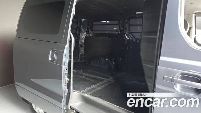 2019 Hyundai The New Grand Starex Van 3-Seater Sold VIN KMFWBX7KAKU005725 – trunk area 2019 Hyundai The New Grand Starex Van 3-Seater Sold VIN KMFWBX7KAKU005725 – trunk area