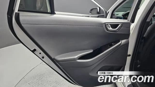 2017 Hyundai Ioniq Hybrid Q Sold VIN KMHC051CGHU031822 – interior seats 2017 Hyundai Ioniq Hybrid Q Sold VIN KMHC051CGHU031822 – interior seats