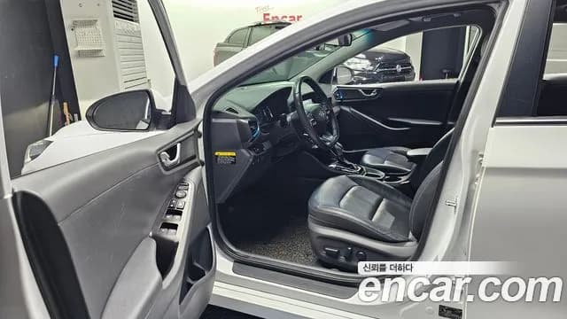 2017 Hyundai Ioniq Hybrid Q Sold VIN KMHC051CGHU031822 – trunk area 2017 Hyundai Ioniq Hybrid Q Sold VIN KMHC051CGHU031822 – trunk area