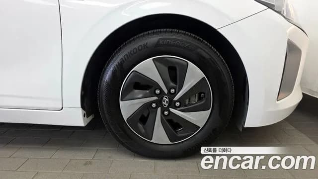 2017 Hyundai Ioniq Hybrid N Sold VIN KMHC851CGHU006817 – exterior detail 2017 Hyundai Ioniq Hybrid N Sold VIN KMHC851CGHU006817 – exterior detail