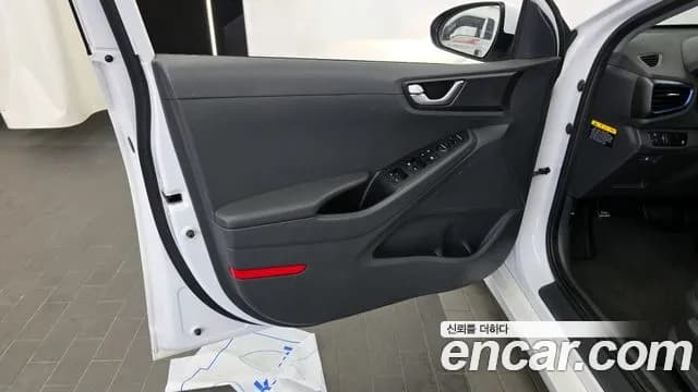2017 Hyundai Ioniq Hybrid N Sold VIN KMHC851CGHU006817 – trunk area 2017 Hyundai Ioniq Hybrid N Sold VIN KMHC851CGHU006817 – trunk area