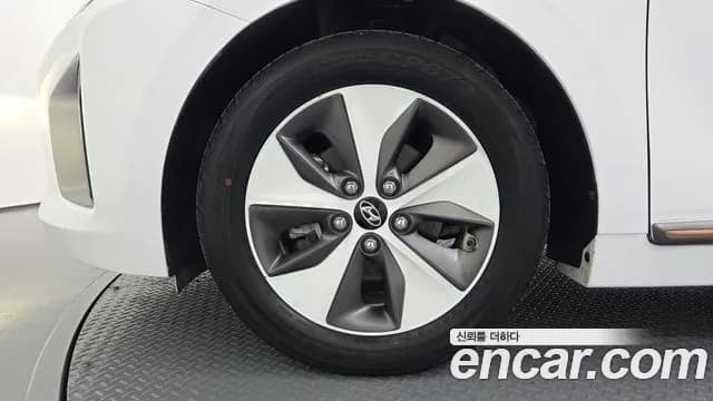 2018 Hyundai Ioniq Electric N Sold VIN KMHC851HFJU023590 – front exterior 2018 Hyundai Ioniq Electric N Sold VIN KMHC851HFJU023590 – front exterior