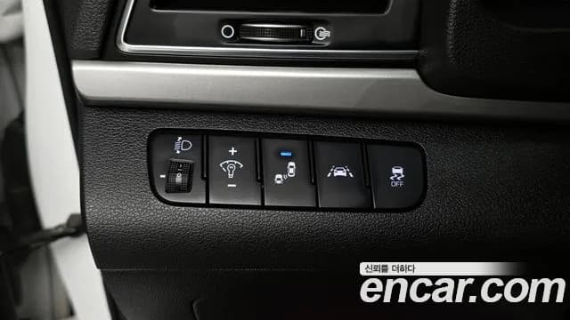 2018 Hyundai Avante AD 1.6 GDI Premium Sold VIN KMHD041DBJU458111 – exterior detail 2018 Hyundai Avante AD 1.6 GDI Premium Sold VIN KMHD041DBJU458111 – exterior detail
