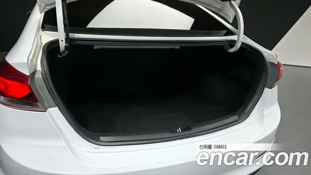 2018 Hyundai Avante AD 1.6 GDI Value Plus Sold VIN KMHD641DBJU605143 – trunk area 2018 Hyundai Avante AD 1.6 GDI Value Plus Sold VIN KMHD641DBJU605143 – trunk area