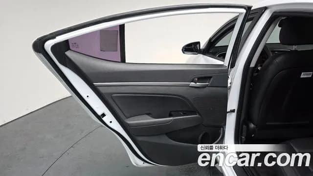 2018 Hyundai Avante AD 1.6 GDI Value Plus Sold VIN KMHD641DBJU638016 – trunk area 2018 Hyundai Avante AD 1.6 GDI Value Plus Sold VIN KMHD641DBJU638016 – trunk area