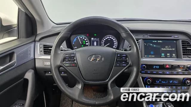 2017 Hyundai LF Sonata Hybrid 2.0 HEV Sold VIN KMHE3413BHA061121 – exterior detail 2017 Hyundai LF Sonata Hybrid 2.0 HEV Sold VIN KMHE3413BHA061121 – exterior detail
