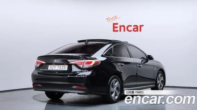 2017 Hyundai LF Sonata Hybrid 2.0 HEV Sold VIN KMHE3413BHA064305 – interior seats 2017 Hyundai LF Sonata Hybrid 2.0 HEV Sold VIN KMHE3413BHA064305 – interior seats