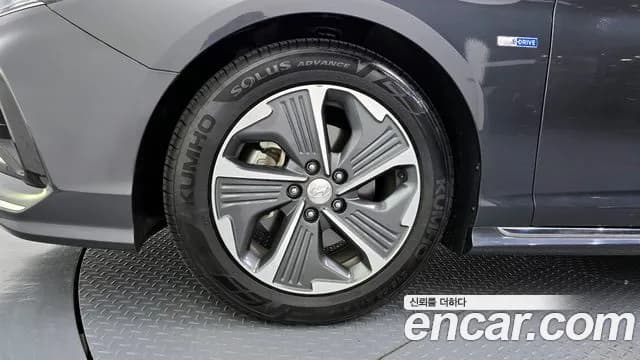 2018 Hyundai Sonata New Rise Hybrid Premium Sold VIN KMHE3413BJA068405 – trunk area 2018 Hyundai Sonata New Rise Hybrid Premium Sold VIN KMHE3413BJA068405 – trunk area