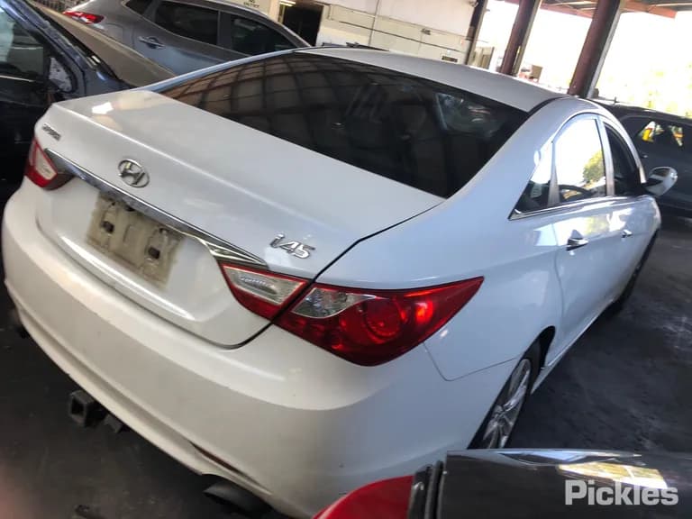 2010 Hyundai i45 Used VIN KMHEC41DMBA198292 – front exterior 2010 Hyundai i45 Used VIN KMHEC41DMBA198292 – front exterior