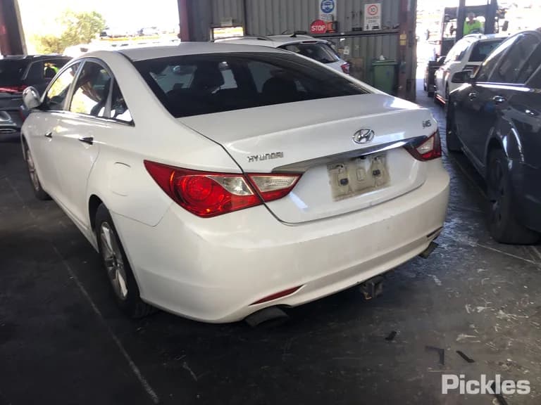 2010 Hyundai i45 Used VIN KMHEC41DMBA198292 – rear exterior 2010 Hyundai i45 Used VIN KMHEC41DMBA198292 – rear exterior