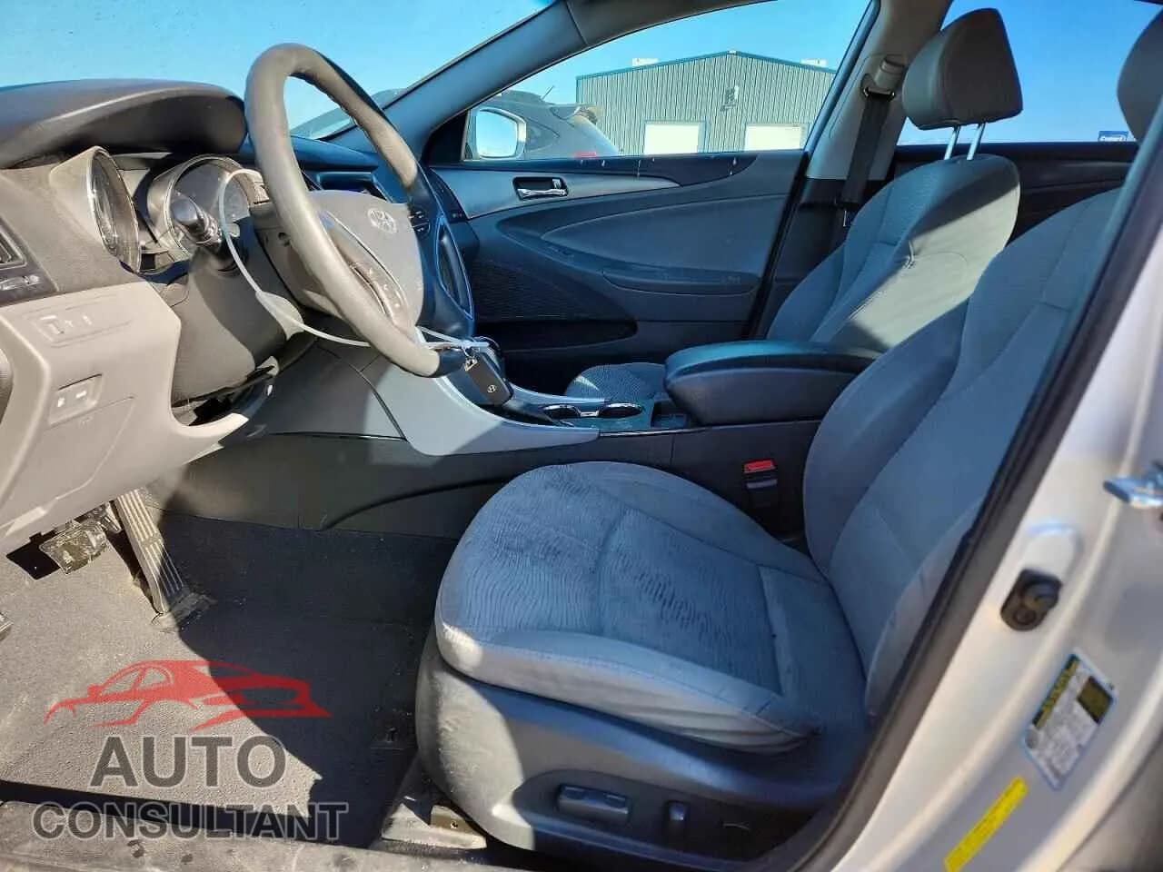 2012 HYUNDAI SONATA Damaged VIN KMHEC4A49CA026208 – exterior detail 2012 HYUNDAI SONATA Damaged VIN KMHEC4A49CA026208 – exterior detail