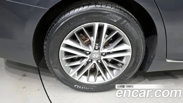 2017 Hyundai Grandeur IG 2.4 Premium Sold VIN KMHF141CBHA032166 – front exterior 2017 Hyundai Grandeur IG 2.4 Premium Sold VIN KMHF141CBHA032166 – front exterior