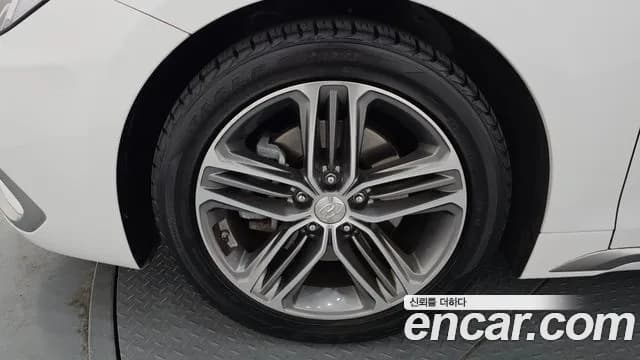 2018 Hyundai Grandeur IG 2.4 Premium Sold VIN KMHF141CBJA127558 – front exterior 2018 Hyundai Grandeur IG 2.4 Premium Sold VIN KMHF141CBJA127558 – front exterior