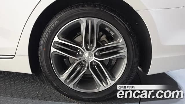 2018 Hyundai Grandeur IG 2.4 Premium Sold VIN KMHF141CBJA141843 – photo 11 2018 Hyundai Grandeur IG 2.4 Premium Sold VIN KMHF141CBJA141843 – photo 11