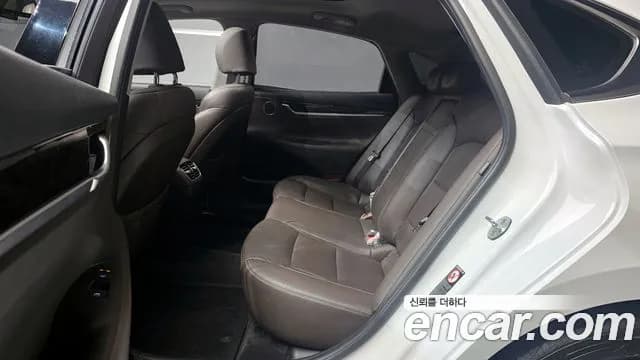 2018 Hyundai Grandeur IG 2.4 Premium Sold VIN KMHF141CBJA171048 – trunk area 2018 Hyundai Grandeur IG 2.4 Premium Sold VIN KMHF141CBJA171048 – trunk area