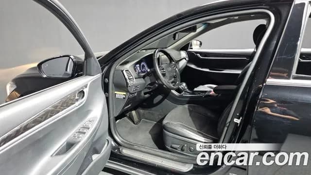2019 Hyundai Grandeur IG 2.4 Premium Sold VIN KMHF141CBKA240752 – trunk area 2019 Hyundai Grandeur IG 2.4 Premium Sold VIN KMHF141CBKA240752 – trunk area