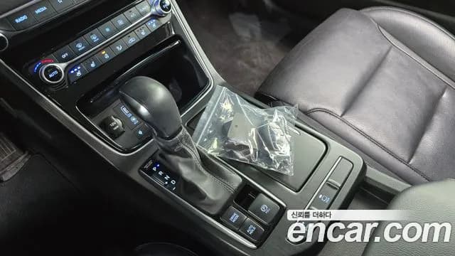 2019 Hyundai Grandeur IG 2.4 Premium Sold VIN KMHF141CBKA258832 – trunk area 2019 Hyundai Grandeur IG 2.4 Premium Sold VIN KMHF141CBKA258832 – trunk area