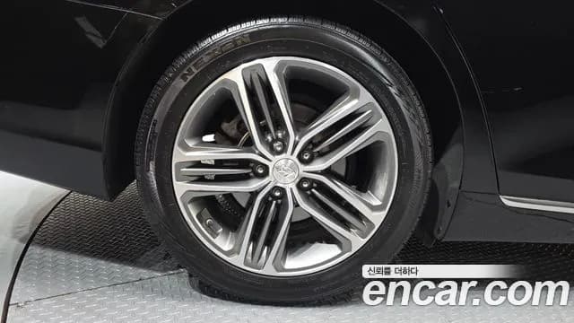 2017 Hyundai Grandeur IG 2.2 Diesel Premium Sold VIN KMHF141RBHA040447 – exterior detail 2017 Hyundai Grandeur IG 2.2 Diesel Premium Sold VIN KMHF141RBHA040447 – exterior detail