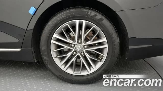 2018 Hyundai Grandeur IG 2.2 Diesel Premium Sold VIN KMHF141RBJA115019 – trunk area 2018 Hyundai Grandeur IG 2.2 Diesel Premium Sold VIN KMHF141RBJA115019 – trunk area