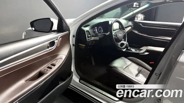 2019 Hyundai Grandeur IG Hybrid Exclusive Sold VIN KMHF2413BKA042978 – trunk area 2019 Hyundai Grandeur IG Hybrid Exclusive Sold VIN KMHF2413BKA042978 – trunk area