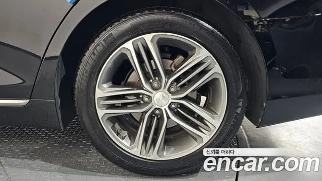 2019 Hyundai Grandeur IG 3.0 Exclusive Sold VIN KMHF241EBKA197230 – trunk area 2019 Hyundai Grandeur IG 3.0 Exclusive Sold VIN KMHF241EBKA197230 – trunk area