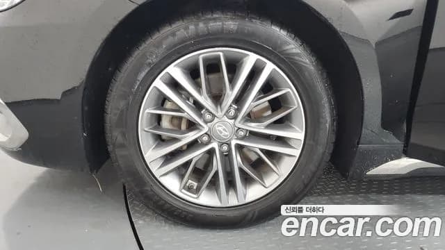 2018 Hyundai Grandeur IG 3.0 LPI Taxi Sold VIN KMHF341NBJA092685 – exterior detail 2018 Hyundai Grandeur IG 3.0 LPI Taxi Sold VIN KMHF341NBJA092685 – exterior detail