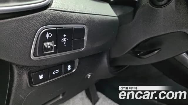 2018 Hyundai Grandeur IG 3.0 LPI Taxi Sold VIN KMHF341NBJA135939 – exterior detail 2018 Hyundai Grandeur IG 3.0 LPI Taxi Sold VIN KMHF341NBJA135939 – exterior detail