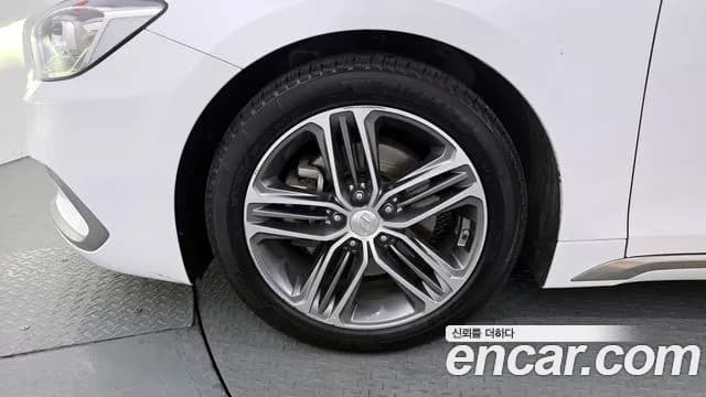 2017 Hyundai Grandeur IG 2.4 Premium Sold VIN KMHF441CBHA001957 – photo 11 2017 Hyundai Grandeur IG 2.4 Premium Sold VIN KMHF441CBHA001957 – photo 11
