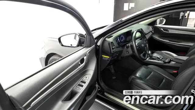 2018 Hyundai Grandeur IG 2.4 Premium Sold VIN KMHF441CBJA054572 – interior seats 2018 Hyundai Grandeur IG 2.4 Premium Sold VIN KMHF441CBJA054572 – interior seats