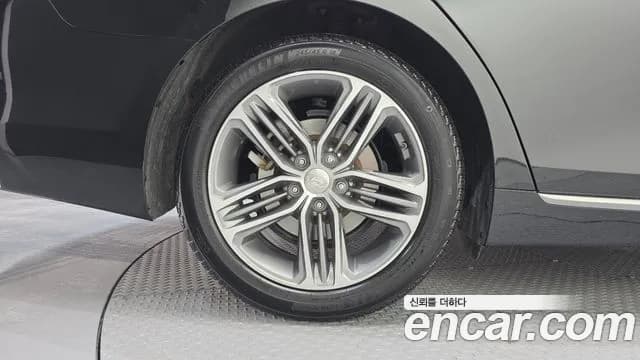 2018 Hyundai Grandeur IG 2.4 Premium Sold VIN KMHF441CBJA120421 – front exterior 2018 Hyundai Grandeur IG 2.4 Premium Sold VIN KMHF441CBJA120421 – front exterior