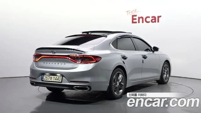 2017 Hyundai Grandeur IG 2.2 Diesel Premium Sold VIN KMHF441RBHA026930 – photo 14 2017 Hyundai Grandeur IG 2.2 Diesel Premium Sold VIN KMHF441RBHA026930 – photo 14