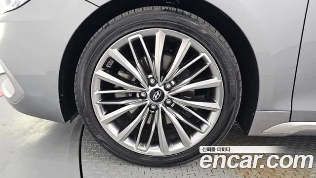 2018 Hyundai Grandeur IG 2.2 Diesel Premium Sold VIN KMHF441RBJA109882 – exterior detail 2018 Hyundai Grandeur IG 2.2 Diesel Premium Sold VIN KMHF441RBJA109882 – exterior detail