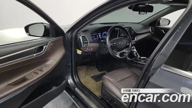 2018 Hyundai Grandeur IG 2.2 Diesel Premium Sold VIN KMHF441RBJA157327 – trunk area 2018 Hyundai Grandeur IG 2.2 Diesel Premium Sold VIN KMHF441RBJA157327 – trunk area
