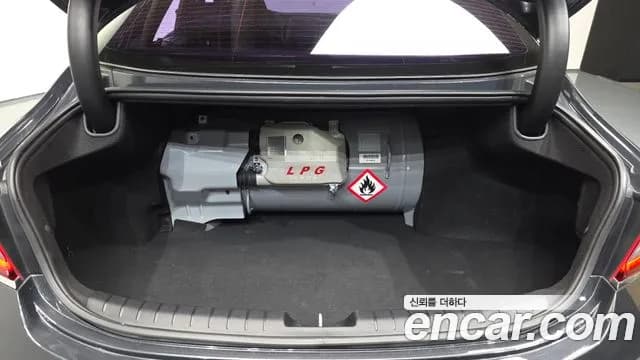2018 Hyundai Grandeur IG 3.0 LPi Exclusive (Rental Car) Sold VIN KMHF641NBJA097033 – exterior detail 2018 Hyundai Grandeur IG 3.0 LPi Exclusive (Rental Car) Sold VIN KMHF641NBJA097033 – exterior detail