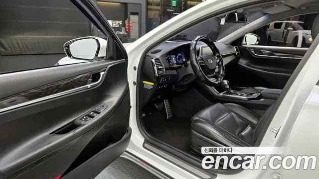 2018 Hyundai Grandeur IG 3.0 LPi Modern (Rental Car) Sold VIN KMHF641NBJA160014 – exterior detail 2018 Hyundai Grandeur IG 3.0 LPi Modern (Rental Car) Sold VIN KMHF641NBJA160014 – exterior detail