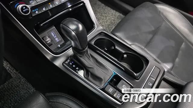2019 Hyundai Grandeur IG 3.0 LPi Modern (Rental Car) Sold VIN KMHF641NBKA203502 – exterior detail 2019 Hyundai Grandeur IG 3.0 LPi Modern (Rental Car) Sold VIN KMHF641NBKA203502 – exterior detail