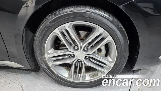2019 Hyundai Grandeur IG 3.0 LPi Exclusive (Rental Car) Sold VIN KMHF641NBKA215593 – trunk area 2019 Hyundai Grandeur IG 3.0 LPi Exclusive (Rental Car) Sold VIN KMHF641NBKA215593 – trunk area