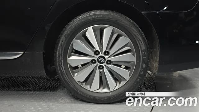 2017 Hyundai Grandeur HG Hybrid Premium Sold VIN KMHFG413BHA031379 – exterior detail 2017 Hyundai Grandeur HG Hybrid Premium Sold VIN KMHFG413BHA031379 – exterior detail