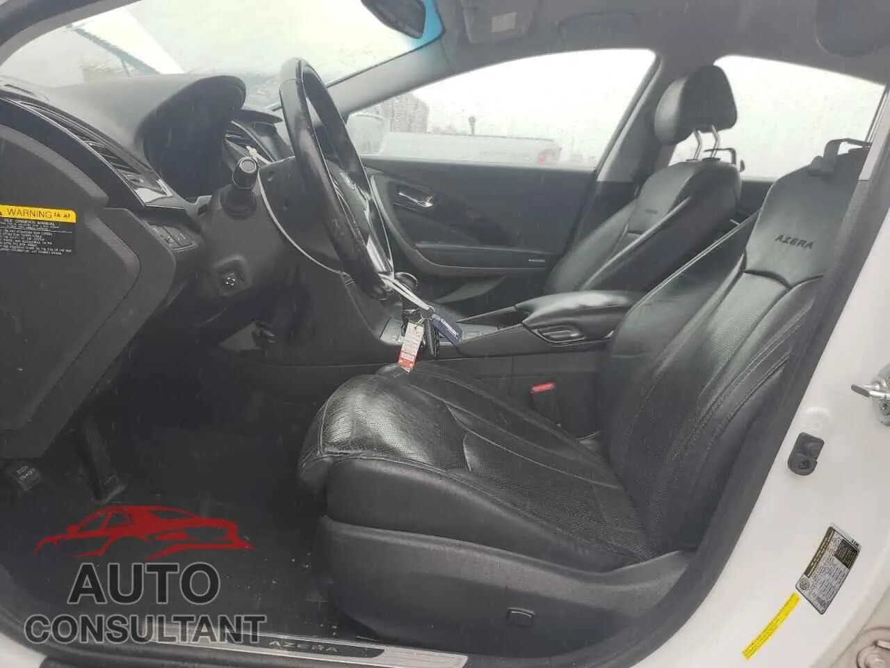 2015 HYUNDAI AZERA Damaged VIN KMHFG4JG1FA487765 – exterior detail 2015 HYUNDAI AZERA Damaged VIN KMHFG4JG1FA487765 – exterior detail