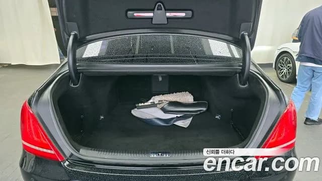 2017 Genesis EQ900 3.8 GDI Sold VIN KMHG141DBHU031155 – rear exterior 2017 Genesis EQ900 3.8 GDI Sold VIN KMHG141DBHU031155 – rear exterior